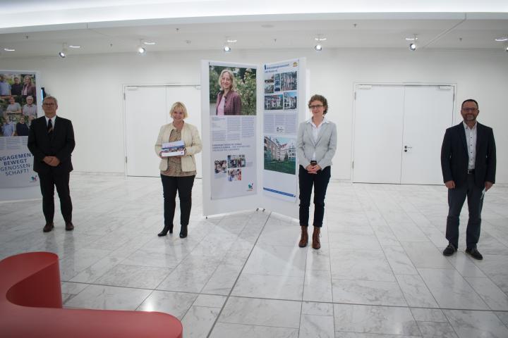 Landtagspräsidentin Prof. Dr. Ulrike Liedtke (2. v. l.) mit den Vorstandsmitgliedern Uwe Marz (1. v. l.), GWG Bauverein Babelsberg eG, Kristin Borchers (3. v. l.), Gewoba eG Babelsberg, und Christian Pannwitz (4. v. l.), WBG „Daheim“ eG