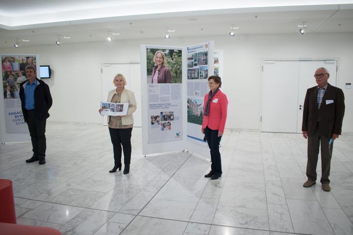 Landtagspräsidentin Prof. Dr. Ulrike Liedtke (2. v. l.) mit den in der Ausstellung portätierten Ehrenamtlichen Hans-Joachim Böttche (1. v. l.), Beate-Charlotte Busack (3. v. l.) und Horst Gösel (4. v. l.)