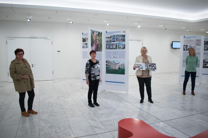 Landtagspräsidentin Prof. Dr. Ulrike Liedtke (2. v. l.) mit den in der Ausstellung portätierten Ehrenamtlichen Lyane Vogel (1. v. l.), Ursula Becker (3. v. l.) und Gesine Moska (4. v. l.)