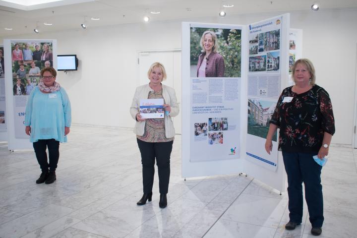 Landtagspräsidentin Prof. Dr. Ulrike Liedtke (2. v. l.) mit den in der Ausstellung portätierten Ehrenamtlichen Daniela Isegrei (1. v. l.) und Marita Rauer (3. v. l.)