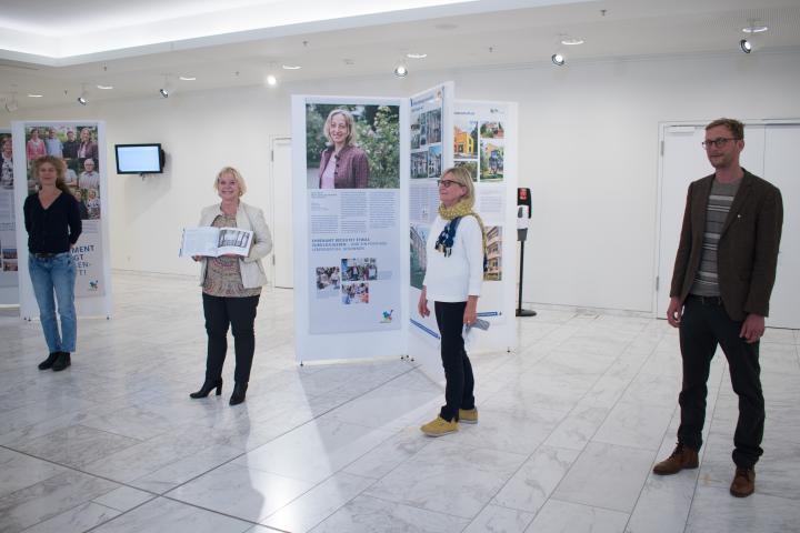 Landtagspräsidentin Prof. Dr. Ulrike Liedtke (2. v. l.) mit der Fotografin Noel Tovia Matoff (1. v. l.) und Mitarbeitenden der Geschäftsführung des Berliner Genossenschaftsforum e. V. Barbara von Neumann-Cosel (3. v. l.) und Sebastian Mehling (4. v. l.)