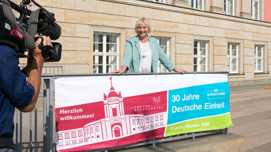 Landtagspräsidentin Prof. Dr. Ulrike Liedtke präsentierte an der Kutschauffahrt des Parlaments die Banner, die zum Besuch des Landtages am 3. und 4. Oktober einladen.