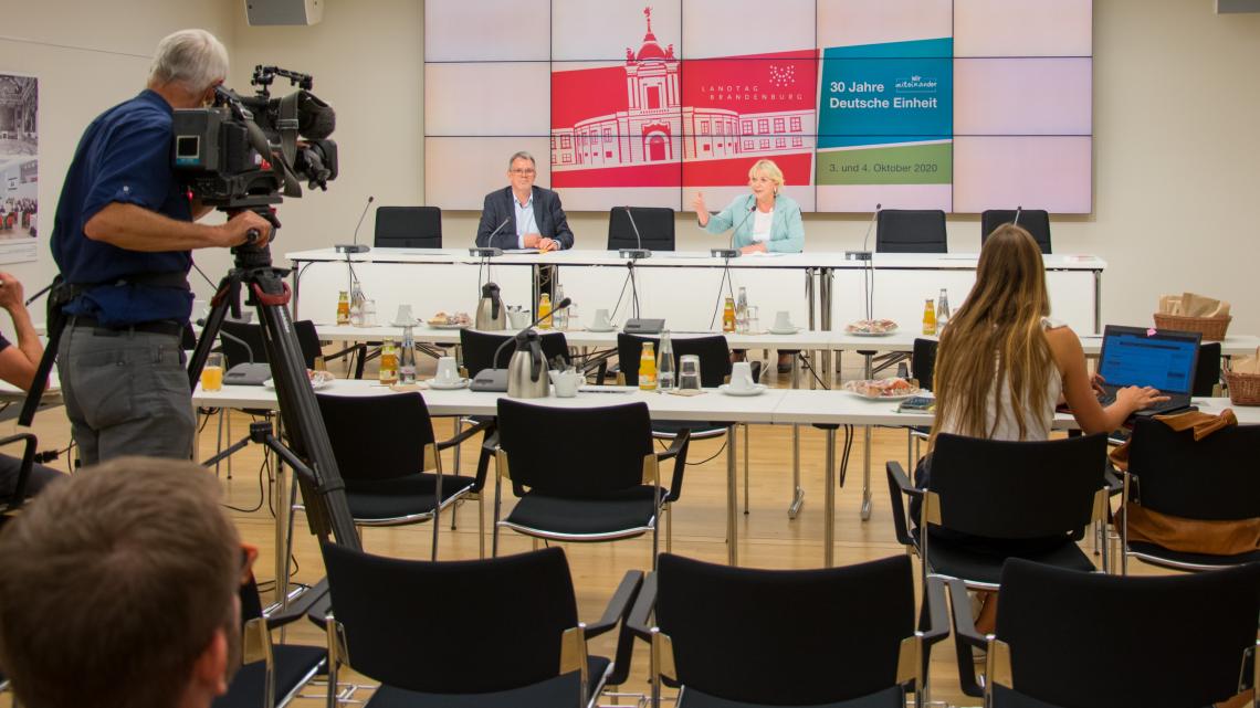 Landtagspräsidentin Prof. Dr. Ulrike Liedtke stellt in einer Pressekonferenz das Programm im Landtag zum 3. und 4. Oktober vor.