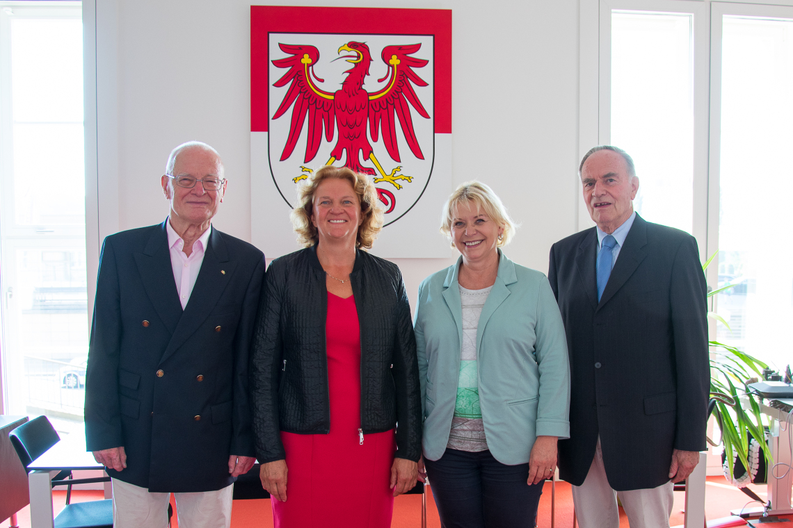 Die ehemaligen Präsidenten Dr. Herbert Knoblich (1. v. l. ) und Gunter Fritsch (1. v. r.), die ehemalige Präsidentin Britta Stark (2. v. l.) und die amtierende Präsidentin Prof. Dr. Ulrike Liedtke (2. v. r.) im September 2020 im Landtag Brandenburg