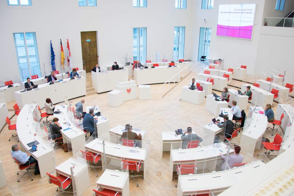 Blick in den Plenarsaal während der 1. (konstituierende) Sitzung des Sonderausschuss Strukturentwicklung in der Lausitz am 29. September 2020