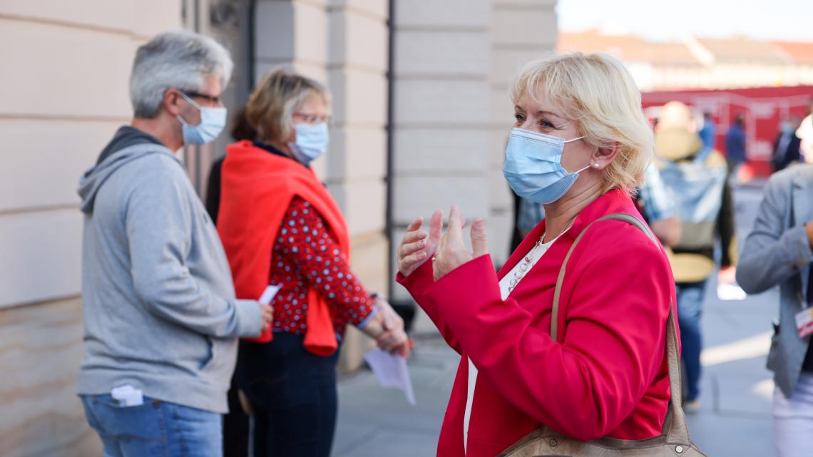 Landtagspräsidentin Prof. Dr. Ulrike Liedtke (r.) begrüßt die ersten Gäste zum Einheitswochenende am Fortunaportal.