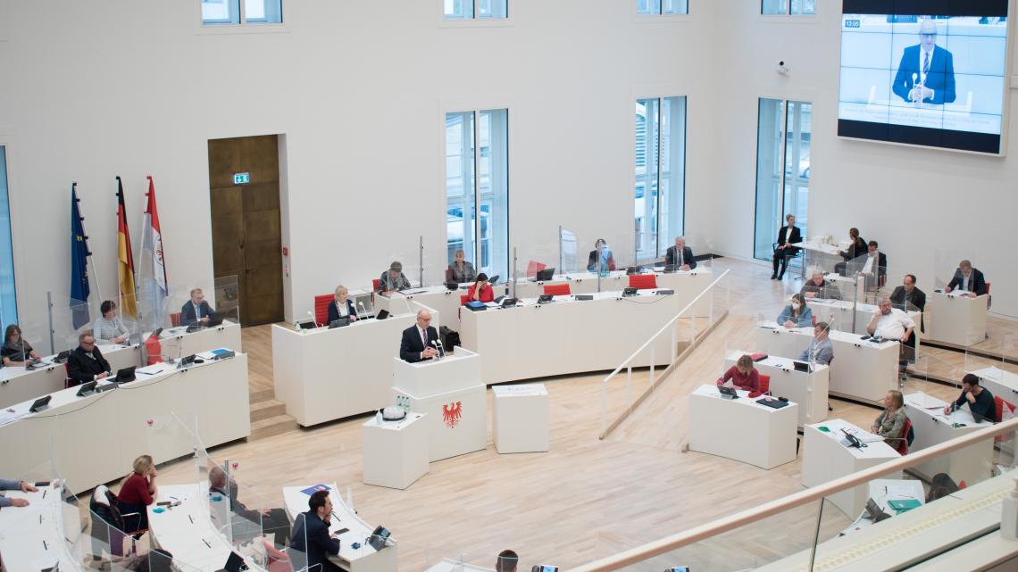 Blick in den Plenarsaal zu Beginn der Aussprache in der 27. Sonder-Sitzung des Landtages Brandenburg am 26.11.2020.