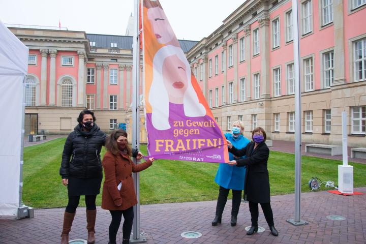 Gemeinsames Hissen der neuen Flagge von UN-Women mit der Aufschrift „Wir sagen NEIN zu Gewalt gegen Frauen“, v. l. n. r.: Abgeordnete Kristy Augustin, Sprecherin des Frauenpolitischen Rates Land Brandenburg e. V. Claudia Sprengel, Landtagspräsidentin Prof. Dr. Ulrike Liedtke und Ministerin für Soziales, Gesundheit, Integration und Verbraucherschutz Ursula Nonnemacher.