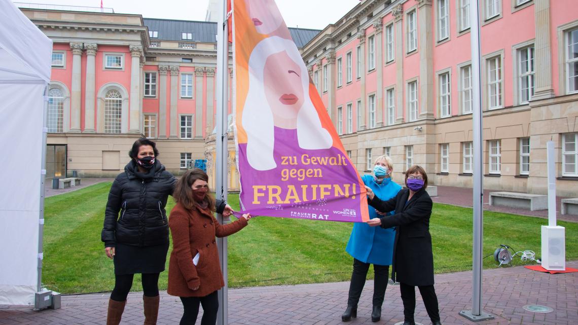 Gemeinsames Hissen der neuen Flagge von UN-Women mit der Aufschrift „Wir sagen NEIN zu Gewalt gegen Frauen“, v. l. n. r.: Abgeordnete Kristy Augustin, Sprecherin des Frauenpolitischen Rates Land Brandenburg e. V. Claudia Sprengel, Landtagspräsidentin Prof. Dr. Ulrike Liedtke und Ministerin für Soziales, Gesundheit, Integration und Verbraucherschutz Ursula Nonnemacher.