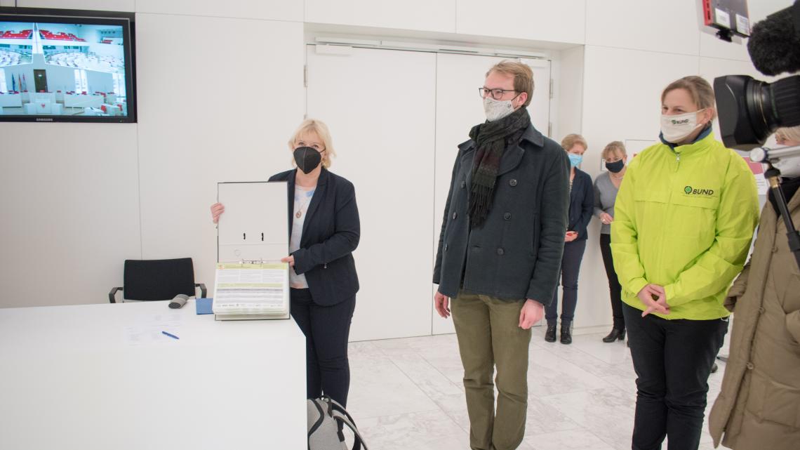 Landtagspräsidentin Prof. Dr. Ulrike Liedtke (l.) hat heute Unterschriften der Volksinitiative „Verkehrswende Brandenburg jetzt!“ entgegengenommen.