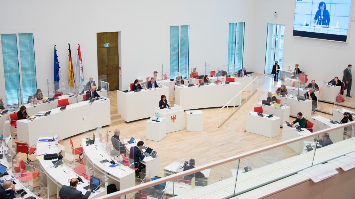 Blick in den Plenarsaal zu Beginn der 3. Lesung des Haushaltsgesetzes 2021 am 17.12.2020