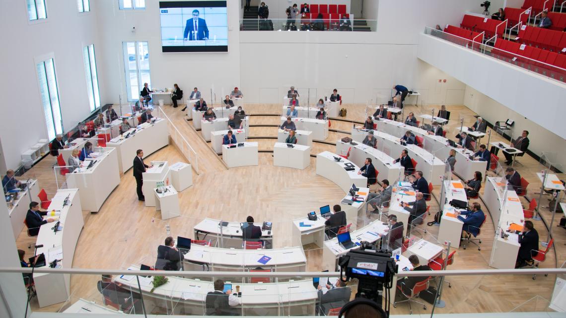 Blick in den Plenarsaal während der Aktuellen Stunde in der 33. Sitzung des Landtages Brandenburg am 27.01.2021.