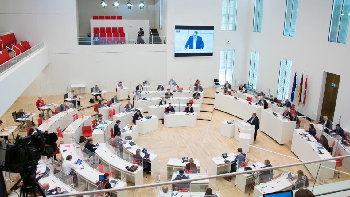 Blick in den Plenarsaal während der Aktuellen Stunde in der 37. Sitzung des Landtages am 25.02.2021.