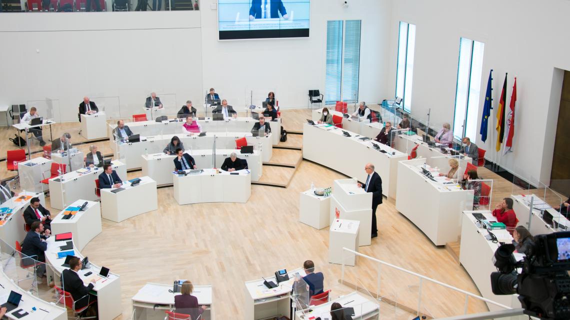Blick in den Plenarsaal während der 39. Sitzung des Landtages Brandenburg am 24.03.2021
