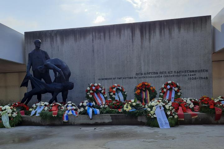 Kranzniederlegung anlässlich des Gedenkens zum 76. Jahrestages der Befreiung des Konzentrationslagers Sachsenhausen in der Mahn- und Gedenkstätte.