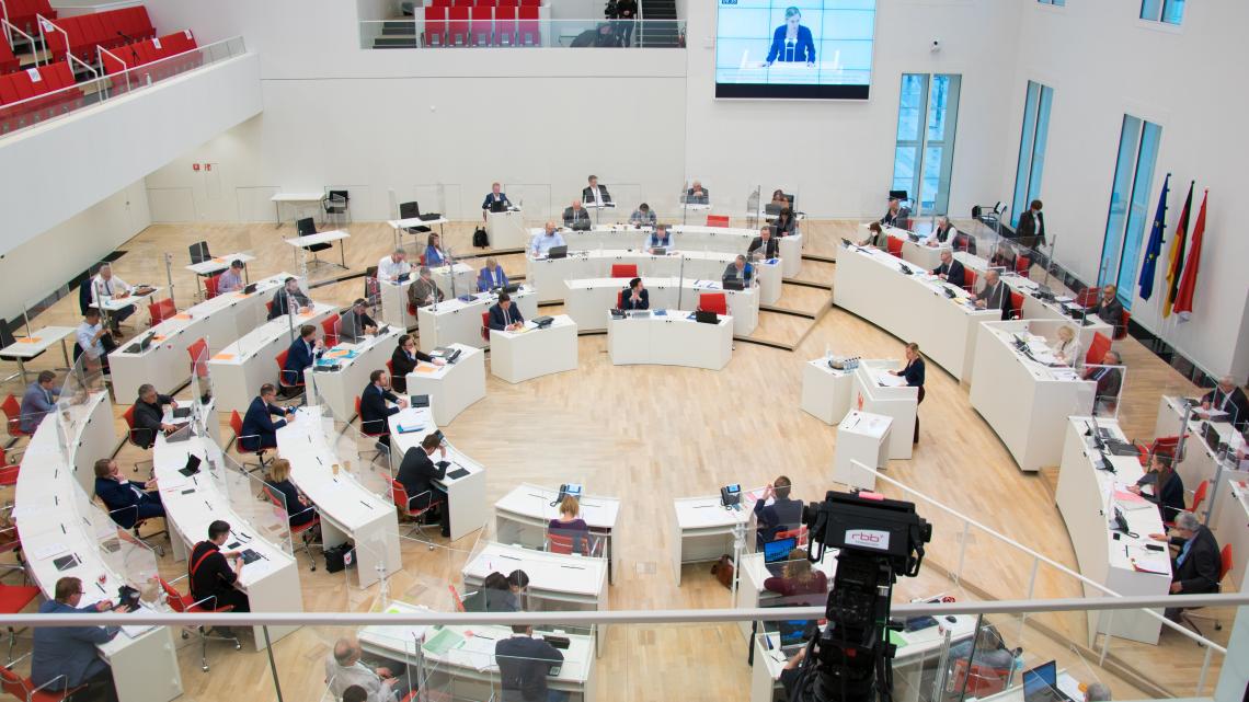 Blick in den Plenarsaal während der Aktuellen Stunde in der 42. Sitzung des Landtages am 29.04.2021.