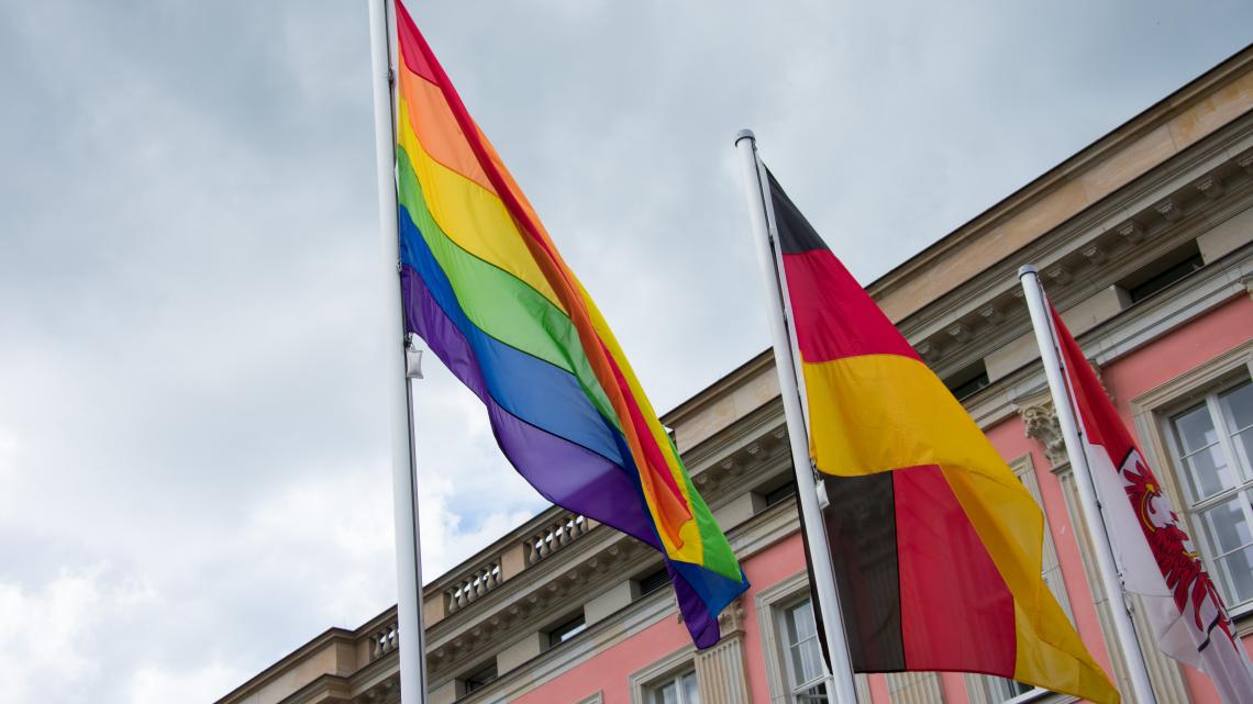 Gehisste Regenbogenflagge im Innenhof des Landtages.