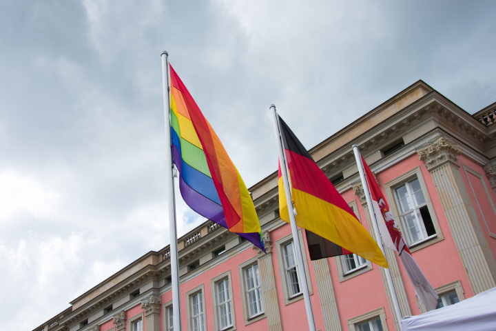 Gehisste Regenbogenflagge im Innenhof des Landtages.