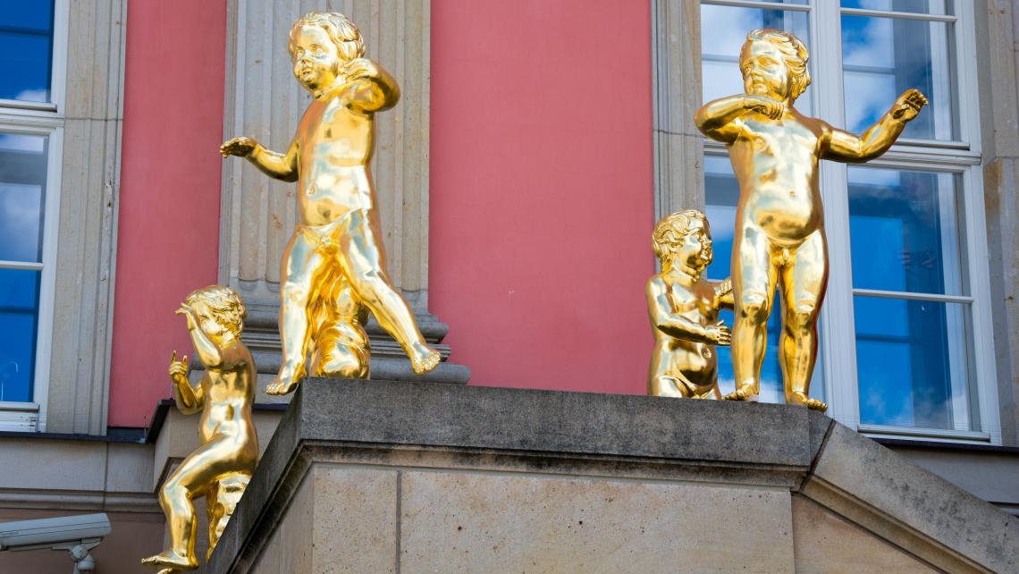 Aufstellung der Putten auf der Fahnentreppe am Landtag