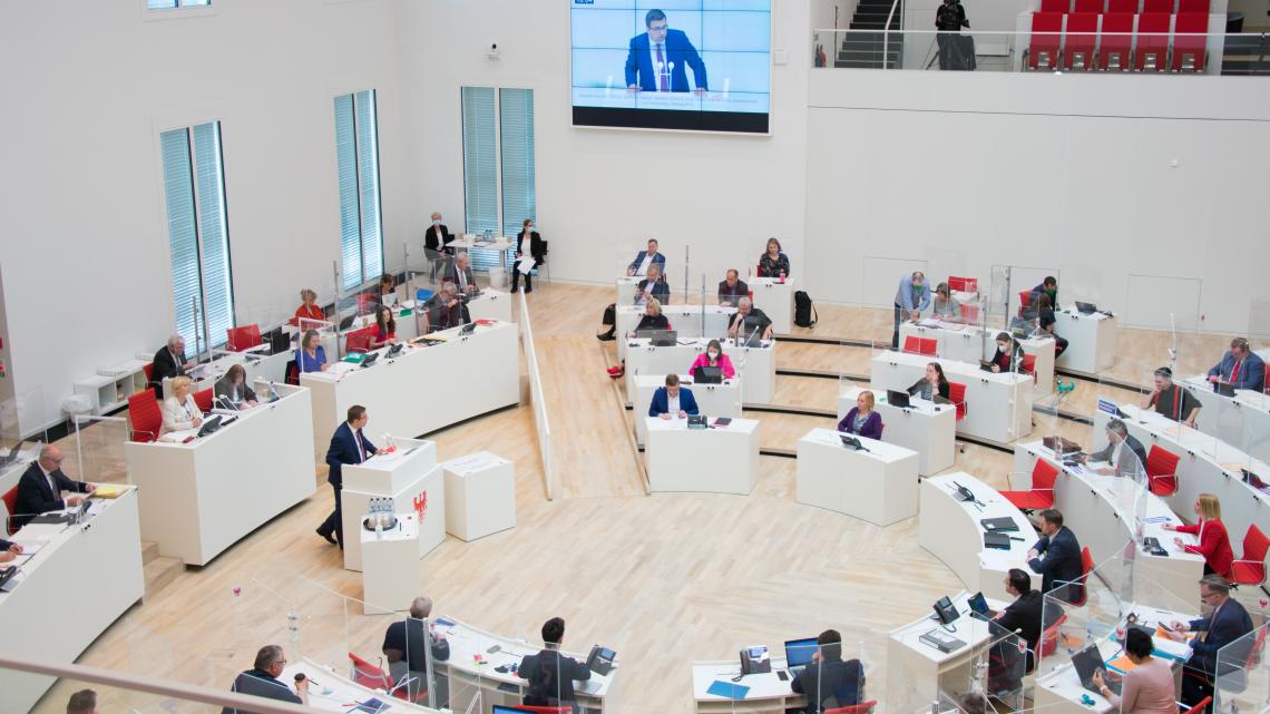 Blick in den Plenarsaal während der Aktuellen Stunde in der 43. Sitzung des Landtages Brandenburg am 19.05.2021.