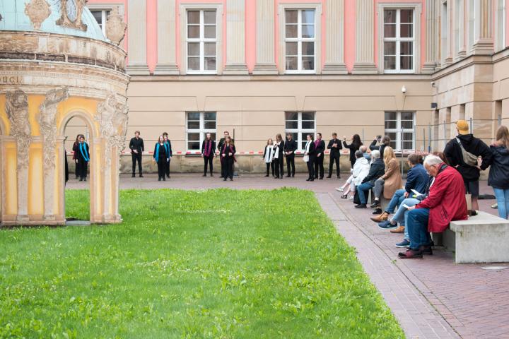 Blick in den Innenhof während des Musikalischen Programms des Landesjugendchors Brandenburg