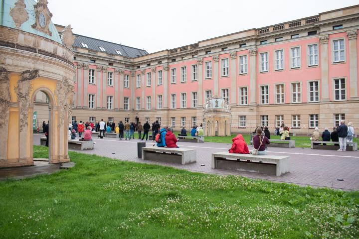 Blick in den Innenhof während des Musikalischen Programms des Landesjugendchors Brandenburg
