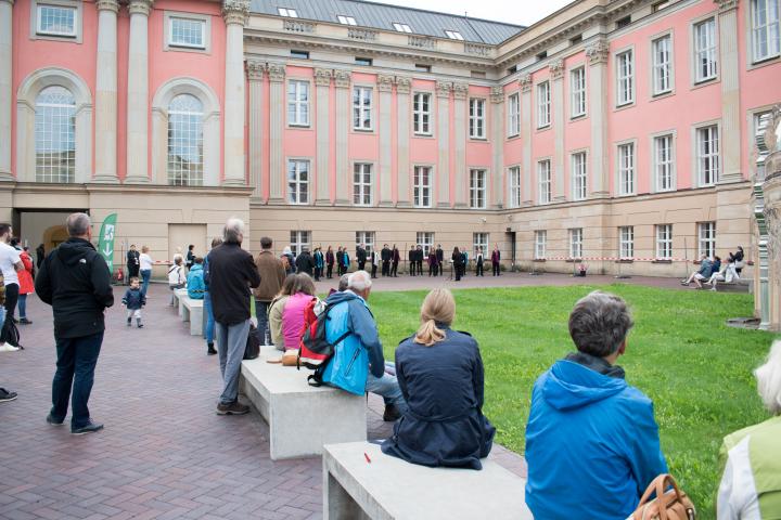 Blick in den Innenhof während des Musikalischen Programms des Landesjugendchors Brandenburg