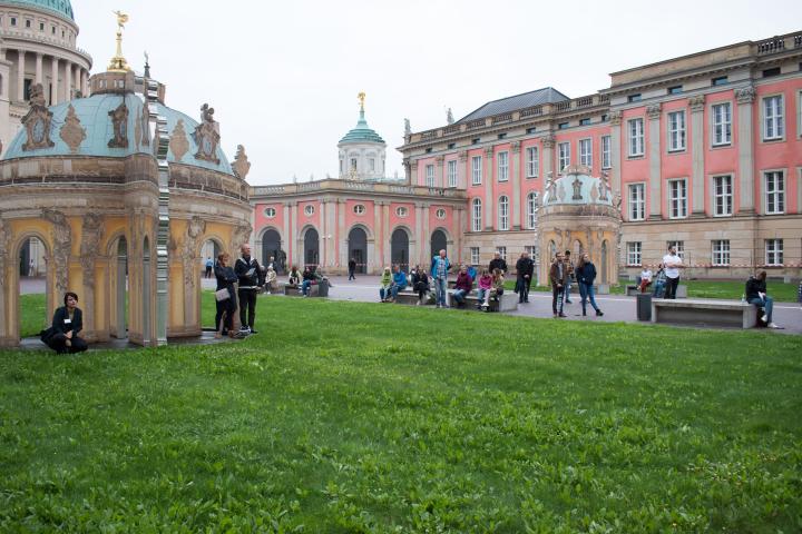 Blick in den Innenhof während des Musikalischen Programms des Landesjugendchors Brandenburg