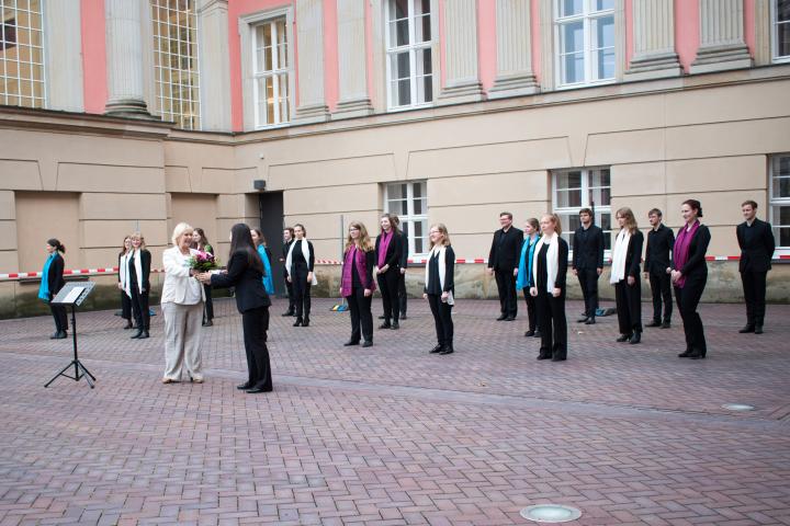 Landtagspräsidentin Prof. Dr. Ulrike Liedtke bedankt beim Landesjugendchor Brandenburg für die musikalische Darbietung.