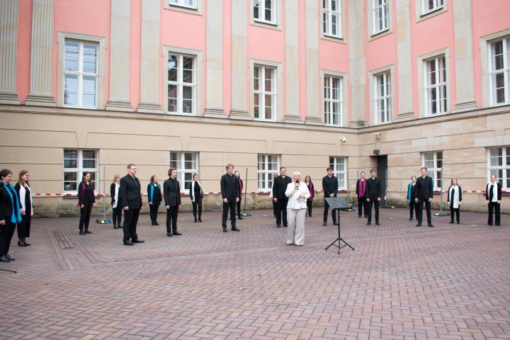 Landtagspräsidentin Prof. Dr. Ulrike Liedtke begrüßt die Gäste zur ersten Veranstaltung KUNST zur ZEIT im Innenhof des Landtages.