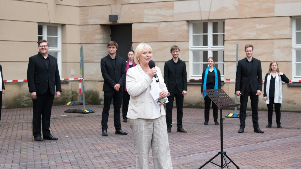 Landtagspräsidentin Prof. Dr. Ulrike Liedtke begrüßt die Gäste zur ersten Veranstaltung KUNST zur ZEIT im Innenhof des Landtages.