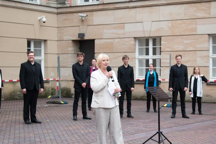 Landtagspräsidentin Prof. Dr. Ulrike Liedtke begrüßt die Gäste zur ersten Veranstaltung KUNST zur ZEIT im Innenhof des Landtages.