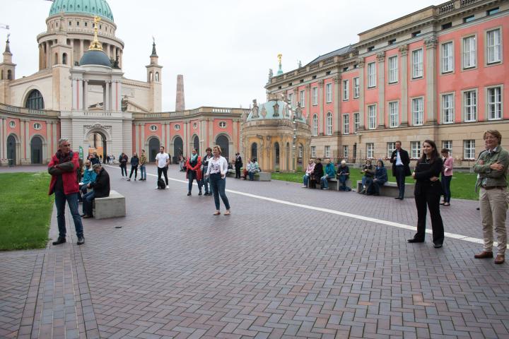 Blick in den Innenhof während der Begrüßung der Landtagspräsidentin Prof. Dr. Ulrike Liedtke.