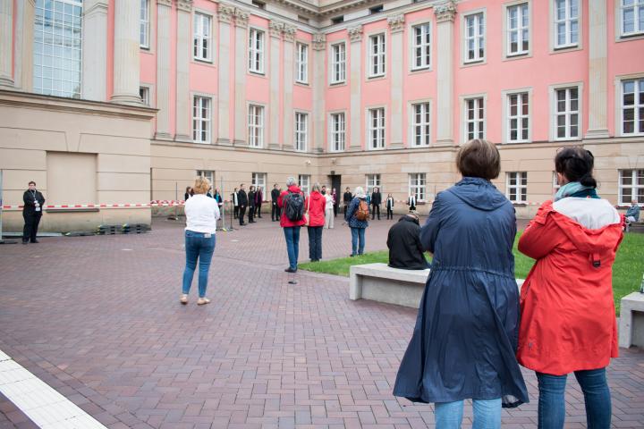 Eröffnung der Auftaktveranstaltung Kunst zur Zeit durch Landtagspräsidentin Prof. Dr. Ulrike Liedtke.