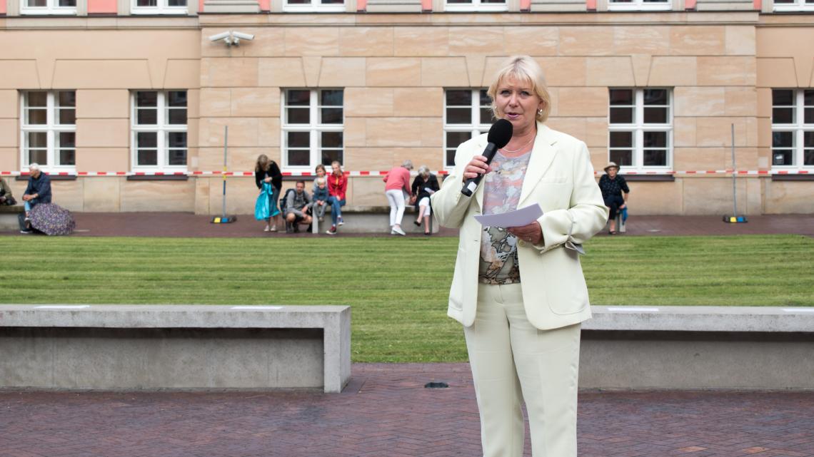 Begrüßung der Landtagspräsidentin Prof. Dr. Ulrike Liedtke zur zweiten Veranstaltung Kunst zur Zeit im Innenhof des Landtages.