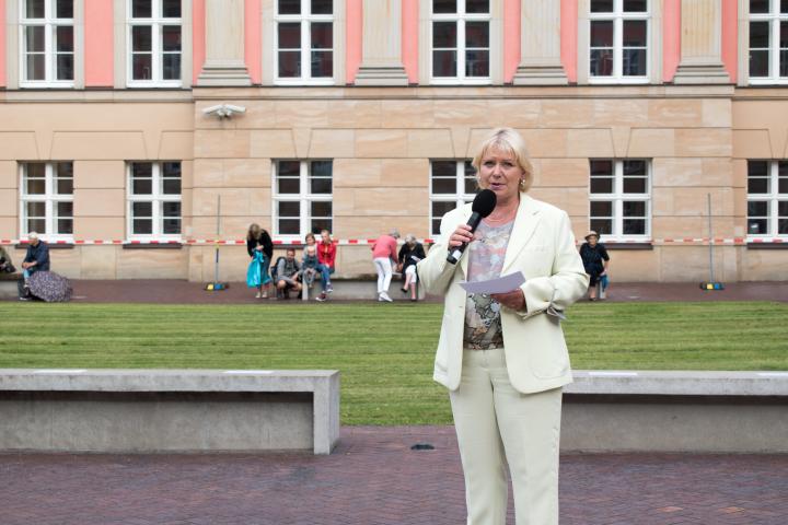 Begrüßung der Landtagspräsidentin Prof. Dr. Ulrike Liedtke zur zweiten Veranstaltung Kunst zur Zeit im Innenhof des Landtages.