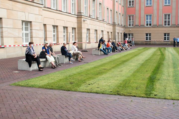 Blick in den Innenhof des Landtages während der Aufführung des künstlerischen Programms