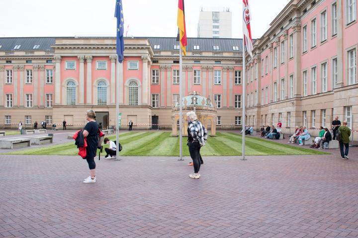 Blick in den Innenhof des Landtages während der Aufführung des künstlerischen Programms