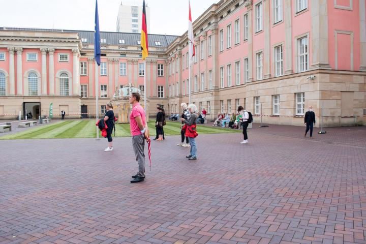 Blick in den Innenhof des Landtages während der Aufführung des künstlerischen Programms