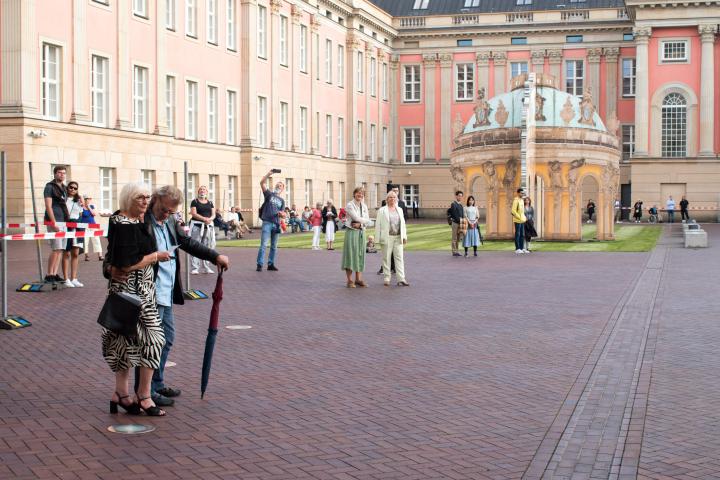 Blick in den Innenhof des Landtages während der Aufführung des künstlerischen Programms