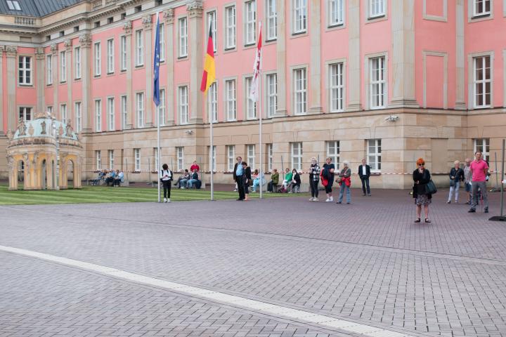 Blick in den Innenhof des Landtages während der Aufführung des künstlerischen Programms