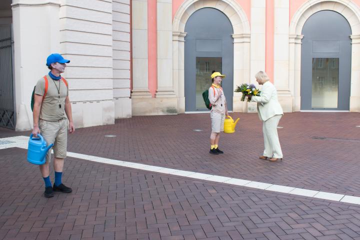 Landtagspräsidentin Prof. Dr. Ulrike Liedtke bedankt sich bei der Schauspielerin Noriko Seki vom Bewegungstheater NADI für die Aufführung.