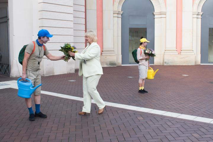 Landtagspräsidentin Prof. Dr. Ulrike Liedtke bedankt sich bei dem Pantomimen und Maskenspieler Steffen Findeisen vom Bewegungstheater NADI für die Aufführung.