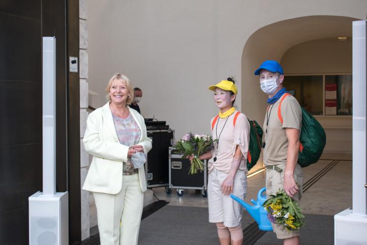 Landtagspräsidentin Prof. Dr. Ulrike Liedtke (l.) im Gespräch mit den Künstlern Noriko Seki (m.) und Steffen Findeisen (r.) im Anschluss an die Veranstaltung.