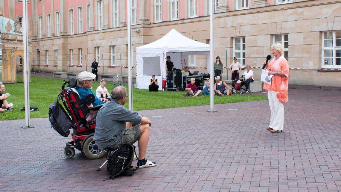 Begrüßung der Landtagspräsidentin Prof. Dr. Ulrike Liedtke zur dritten Veranstaltung Kunst zur Zeit im Innenhof des Landtages.