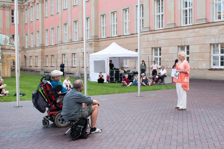 Begrüßung der Landtagspräsidentin Prof. Dr. Ulrike Liedtke zur dritten Veranstaltung Kunst zur Zeit im Innenhof des Landtages.