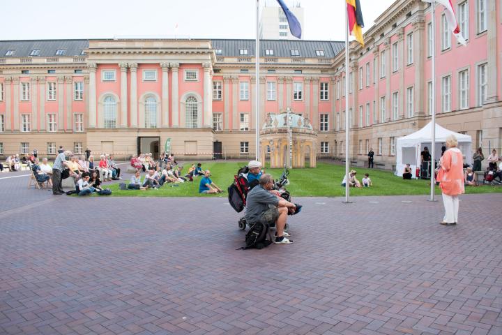 Begrüßung der Landtagspräsidentin Prof. Dr. Ulrike Liedtke zur dritten Veranstaltung Kunst zur Zeit im Innenhof des Landtages.