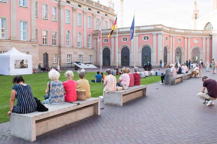 Impression aus dem Innenhof des Landtages während der Aufführung von Laura Heinecke & Company mit der Produktion „FALL INTO PLACE oder was wa(h)r ist“.