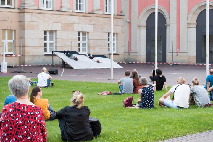 Impression aus dem Innenhof des Landtages während der Aufführung von Laura Heinecke & Company mit der Produktion „FALL INTO PLACE oder was wa(h)r ist“.