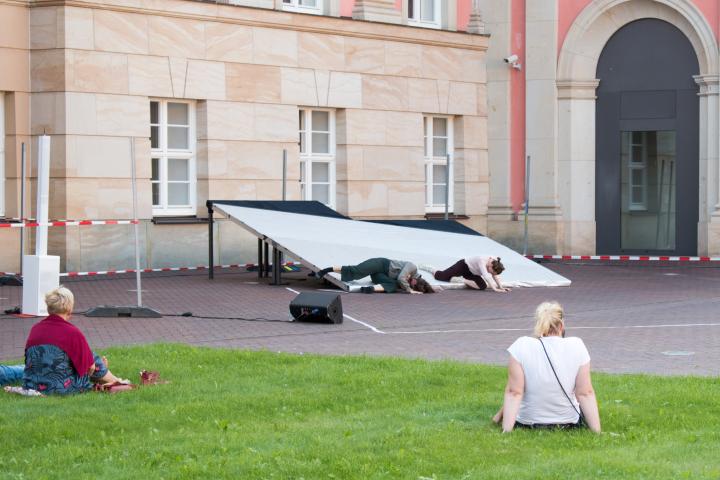 Impression aus dem Innenhof des Landtages während der Aufführung von Laura Heinecke & Company mit der Produktion „FALL INTO PLACE oder was wa(h)r ist“.